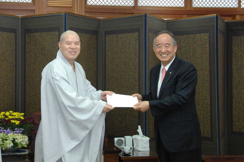 2010.05.14_동국대 오영교 총장 봉축기금 전달 (13)